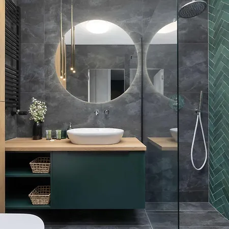 Bright With Parking, Air Conditioning & By Renters