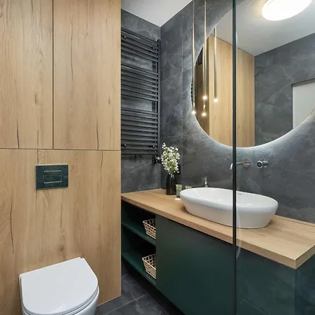 Bright With Parking, Air Conditioning & By Renters Apartment