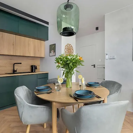 Bright With Parking, Air Conditioning & By Renters Apartment