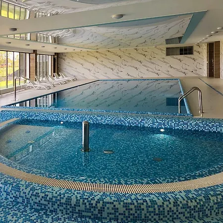 Bright With Parking, Air Conditioning & By Renters Apartment *