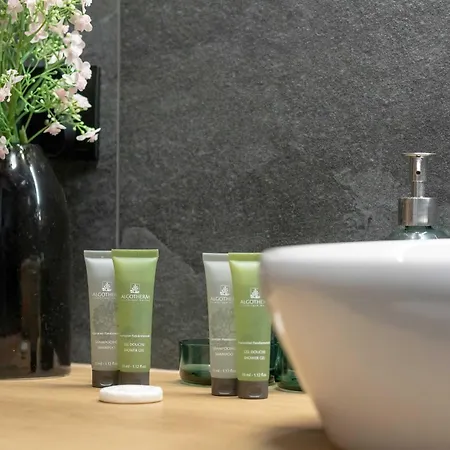 Bright With Parking, Air Conditioning & By Renters Apartment *