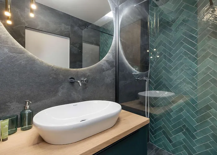 Bright With Parking, Air Conditioning & By Renters Apartment