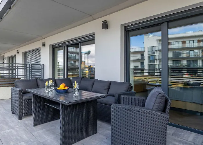 Bright With Parking, Air Conditioning & By Renters Apartment *