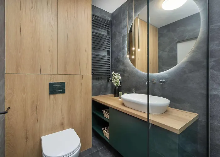 Bright With Parking, Air Conditioning & By Renters Apartment