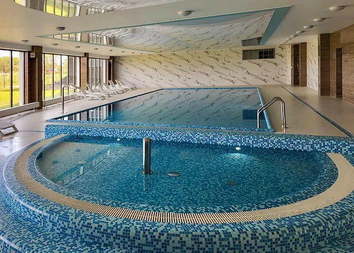 Bright With Parking, Air Conditioning & By Renters Apartment *