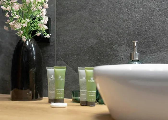 Bright With Parking, Air Conditioning & By Renters Apartment *